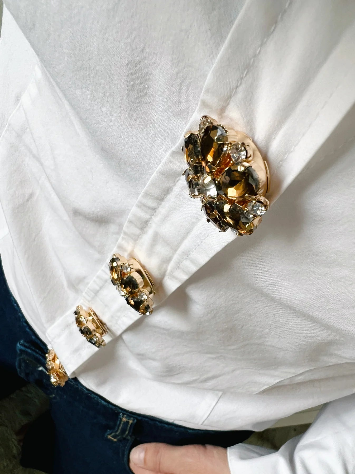 Erika – Brun Kristall Blomma Knapp Berlock Guld