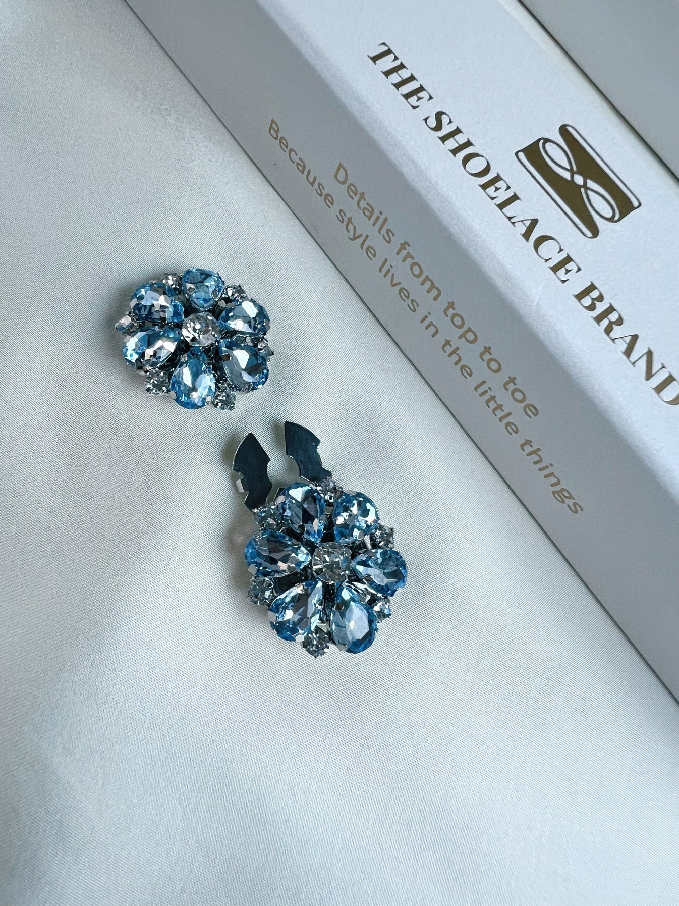 Hollie – Ljusblå & Vit Blomknappberlock Silver