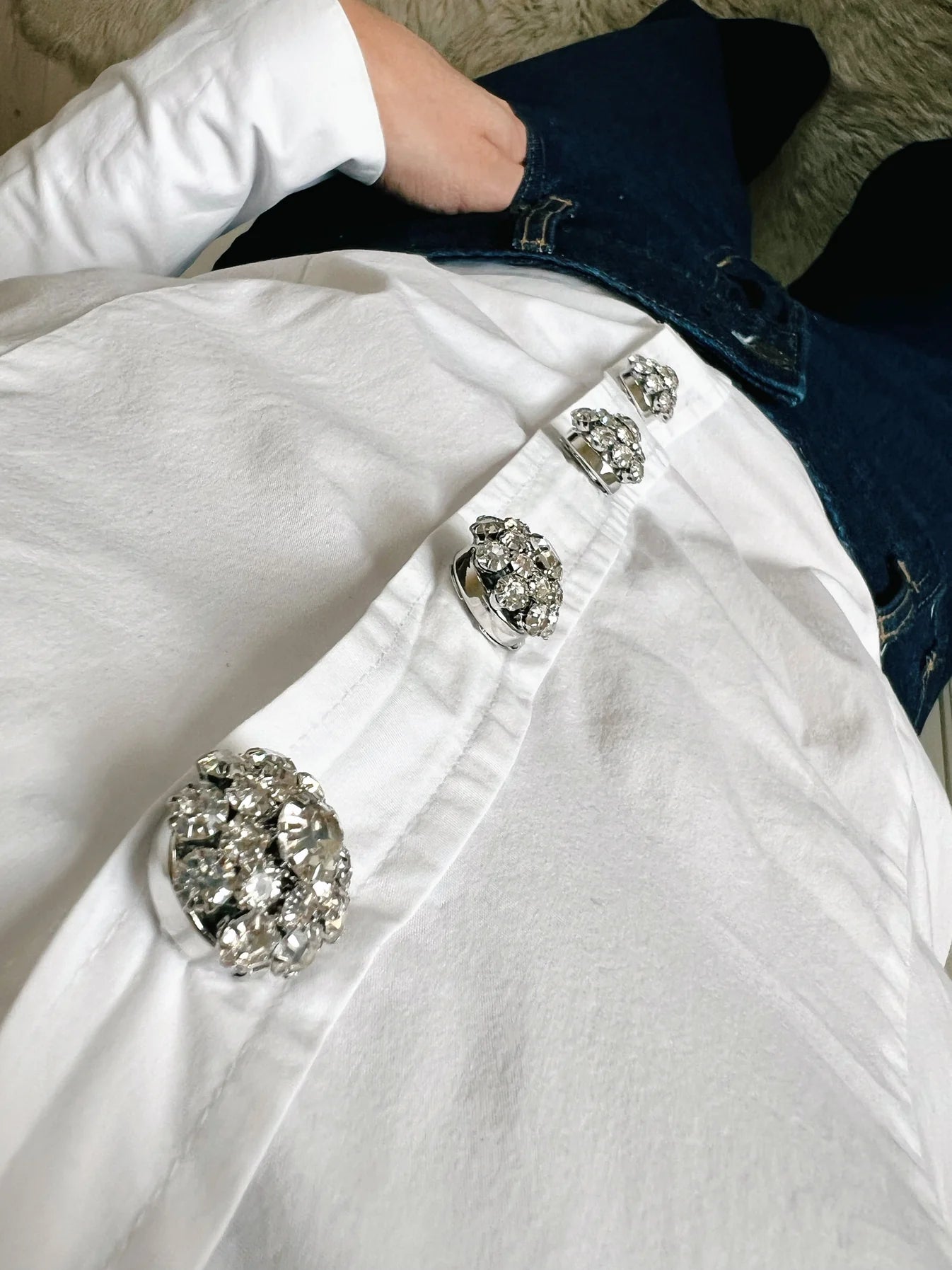 Olivia – Kristallblomma Knappberlock Silver