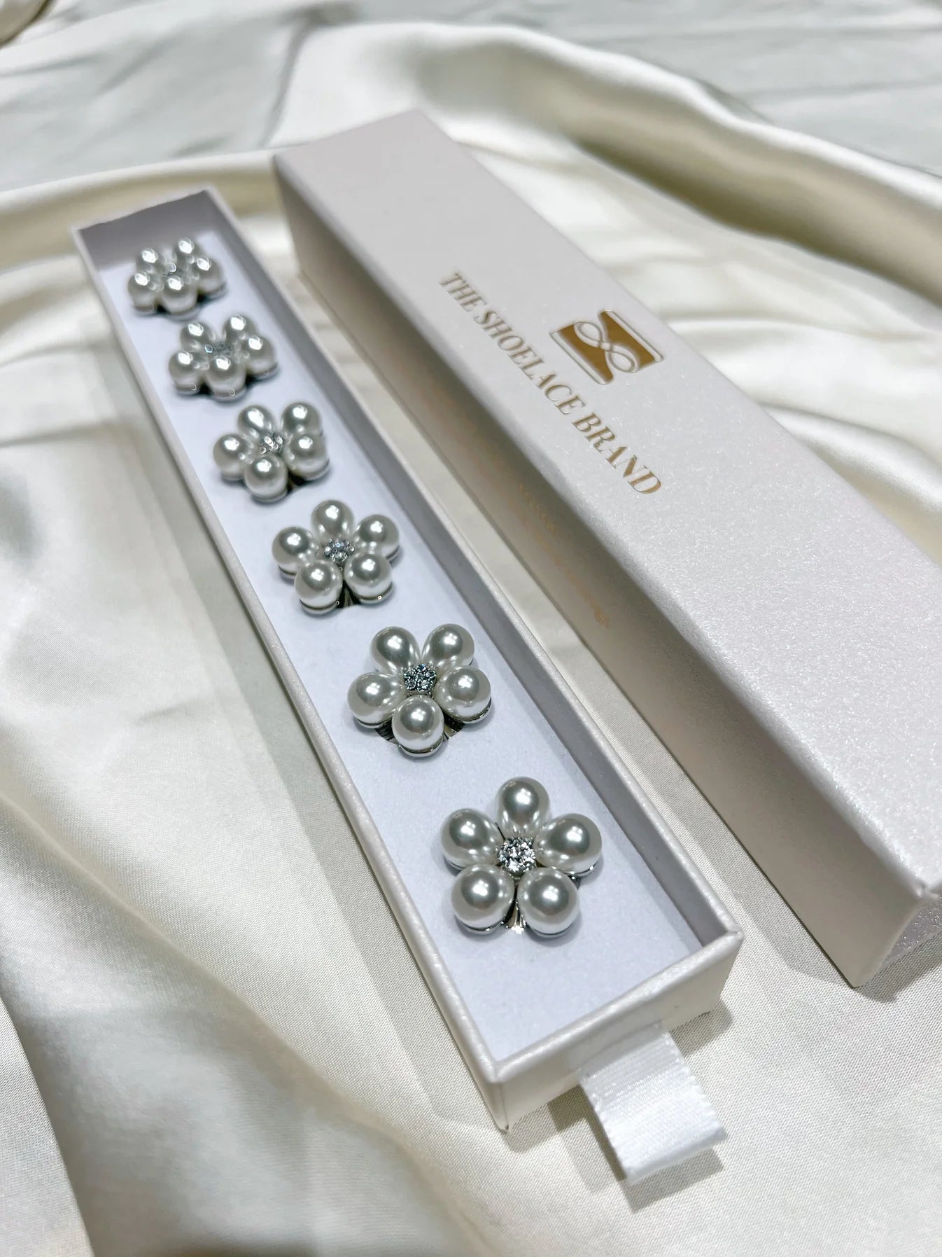 Rosi – Pärlblomma Knappberlock Silver