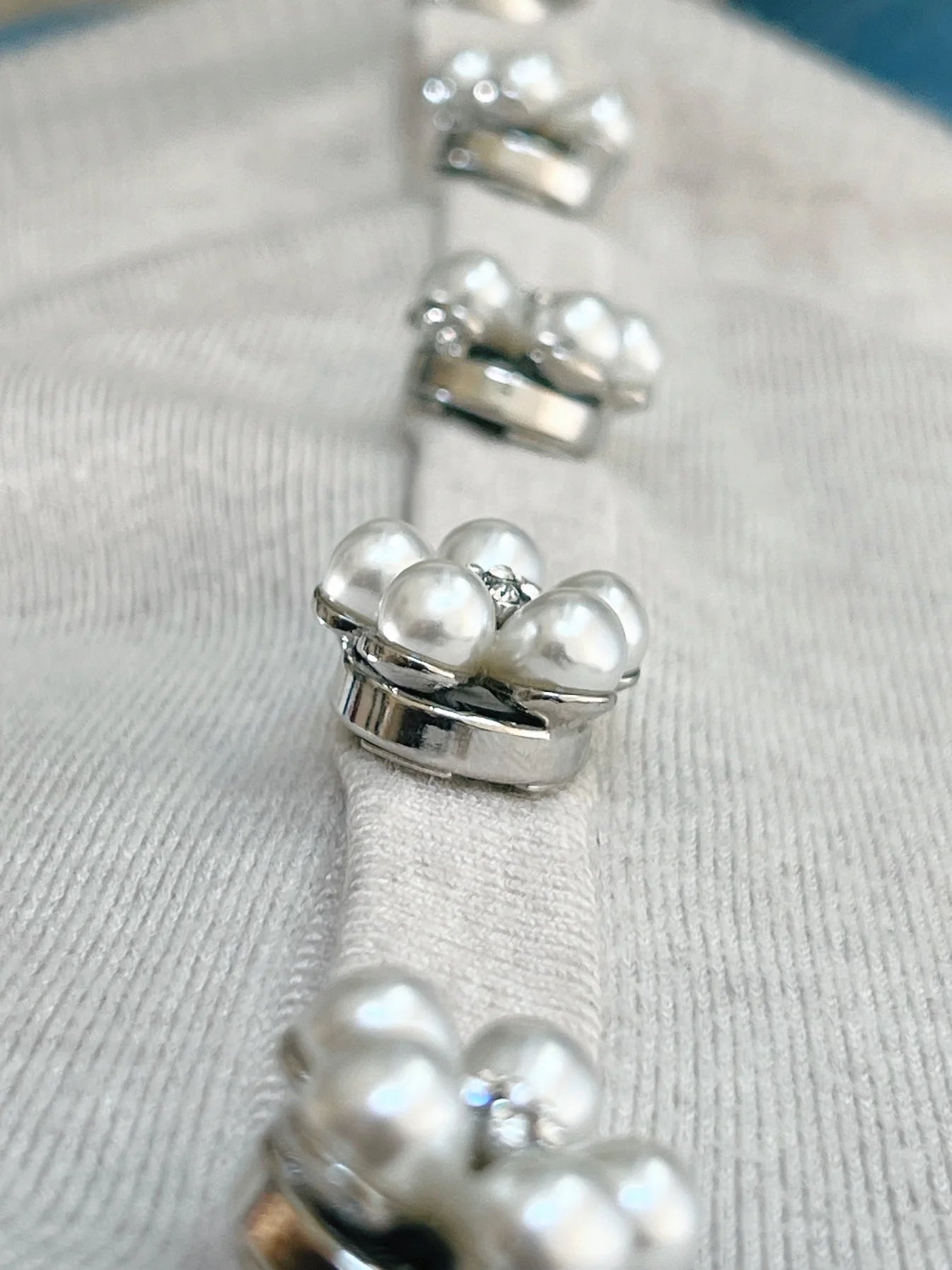 Rosi – Pärlblomma Knappberlock Silver