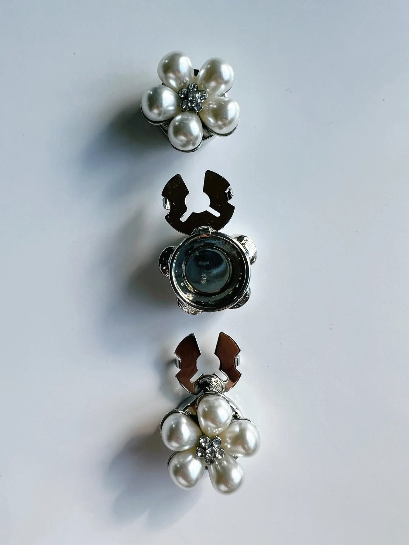 Rosi – Pärlblomma Knappberlock Silver