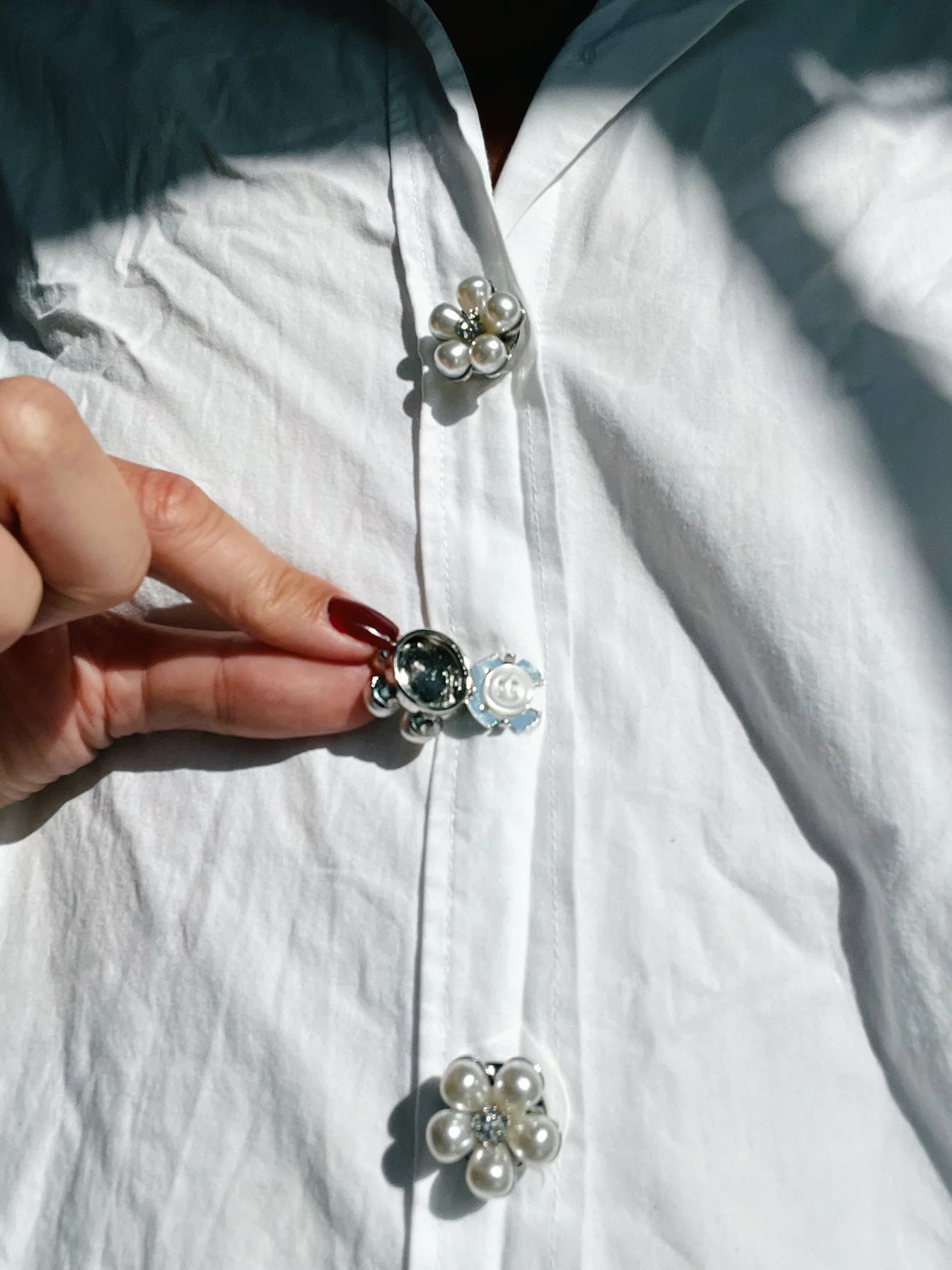 Rosi – Pärlblomma Knappberlock Silver